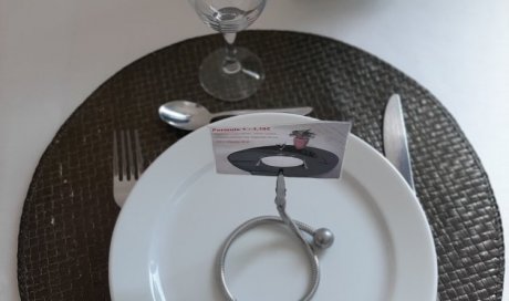 Formule 1 : 1,30€ comprenant 1 assiette pour le plat, couteau, fourchette, cuillère à dessert, verre à pied (sans pied pour enfant)